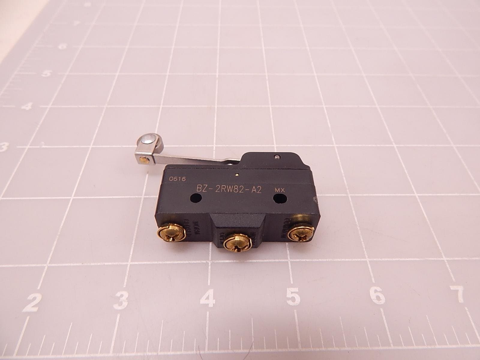 S&C BZ-2RW82-A2 BASIC SWITCH, ROLLER LEVER, SPDT, 15A, 480V