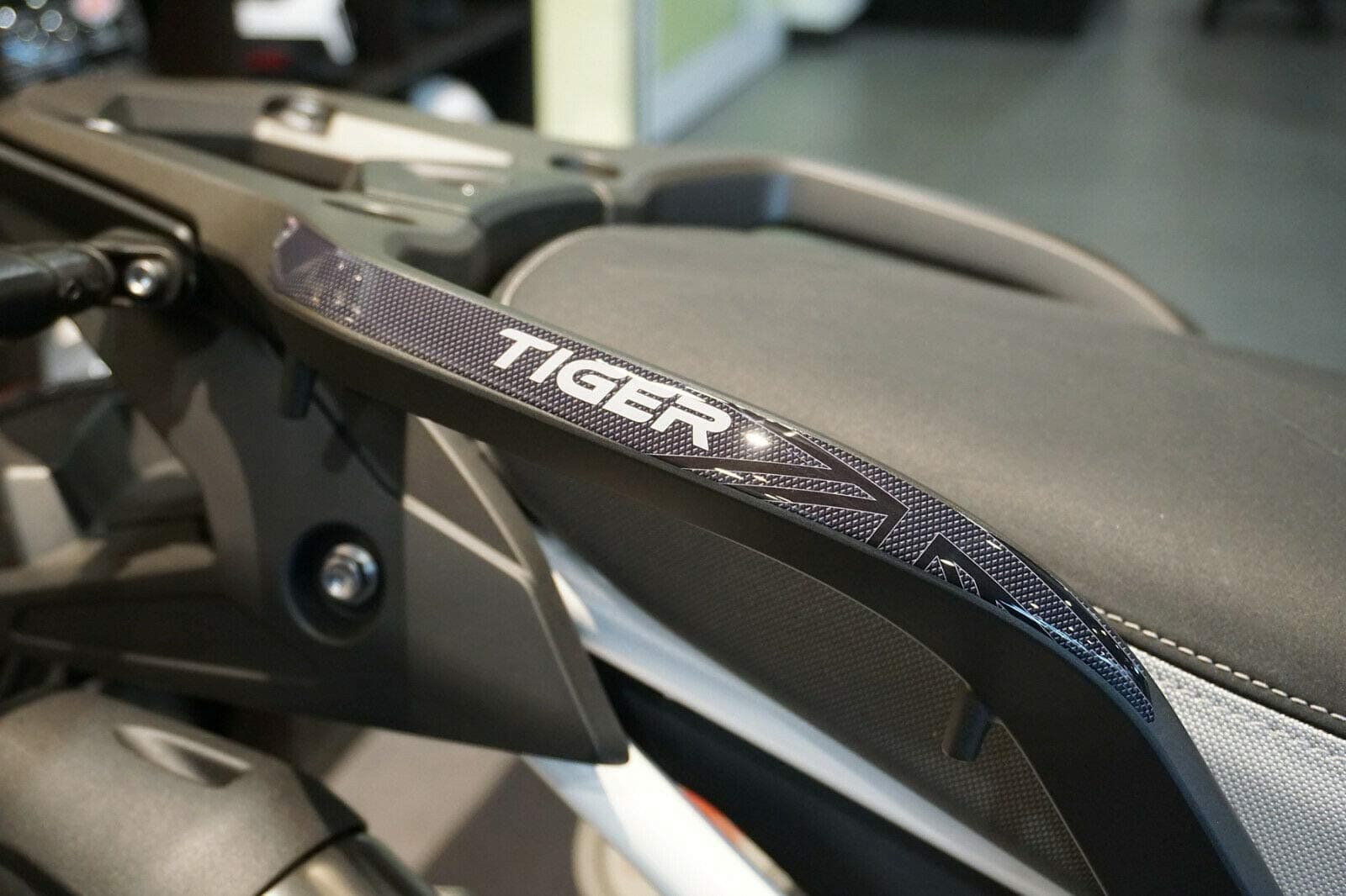 labelbike - 3D Stickers Motorcycle Passenger Handles Protection and Decoration in Resin Compatible with Triumph Tiger 850 900 1200 - Color Carbon Black Grey